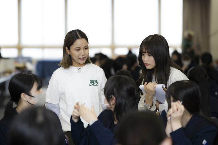 今年6月、札幌市の藤女子高を訪れた高梨。高校生たちと意見を交わす　