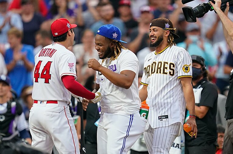 大谷翔平のホームランダービーを労うゲレーロJr.とタティスJr.。彼ら新世代のスター候補にも注目したい ／ photograph by Matt Dirksen/Colorado Rockies/Getty Images