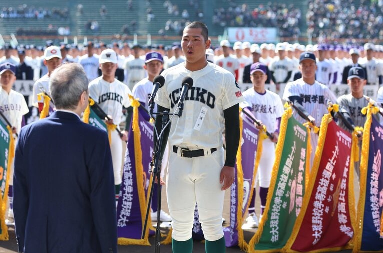 今春のセンバツ甲子園の開会式で、選手宣誓をする市和歌山の川辺謙信主将。高校野球の根幹を変えかねない7回制を、現場はどう受け止めているのか ／ photograph by JIJI PRESS