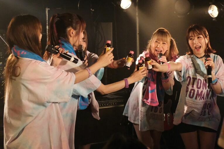 ライブのアンコールではチョコラBBで乾杯、といったネタも