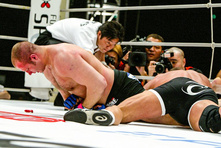 「PRIDE GRANDPRIX 2004」開幕戦、初代UFCヘビー級王者で2000年のPRIDEグランプリを制したマーク・コールマンに一本勝ち