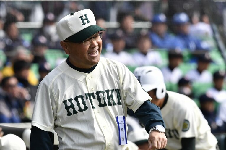 永田裕治監督（報徳学園時代）。1994年～2017年まで報徳学園監督。2002年センバツ優勝。2020年日大三島の監督に就任。今大会33年ぶり夏の甲子園出場の日大三島は初戦敗退に終わった ／ photograph by Sankei Shimbun