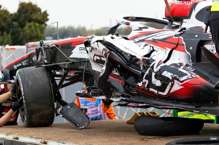 日本GPでクラッシュしたオリバー・ベアマン（ハース）のマシン ／ photograph by Getty Images