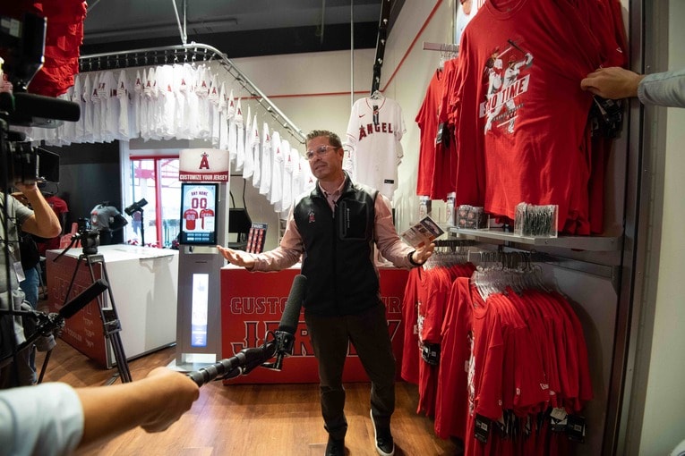 現地オフィシャルショップで解説をするグッズ責任者のウルスアさん　©Angels Baseball