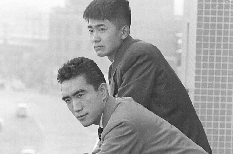 今年2月1日、89歳で亡くなった石原慎太郎。写真は1956年、三島由紀夫（手前）と銀座の文藝春秋ビルで ／ photograph by BUNGEISHUNJU