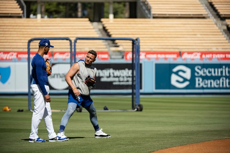 ショート守備練習に励むベッツ。ロハスに指導を仰ぐシーンも　©Nanae Suzuki