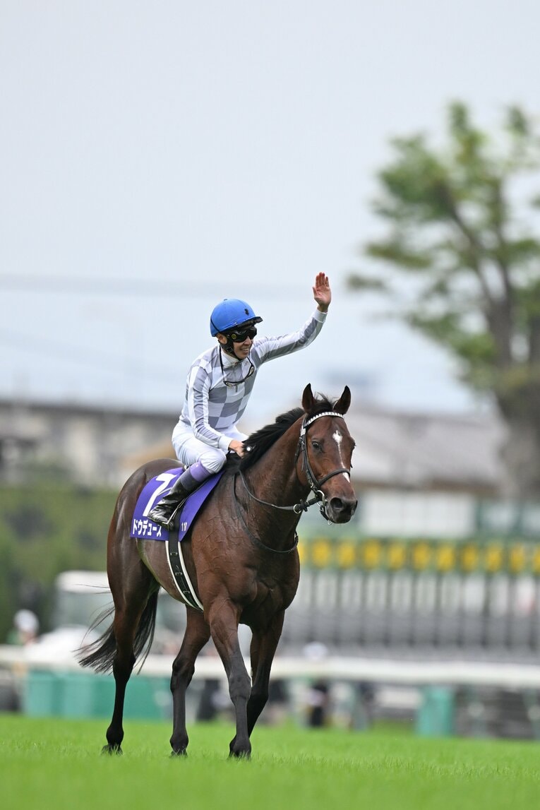 ドウデュースのウイニングラン。歓声に応える武豊　©Keiji Ishikawa