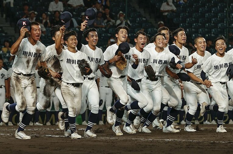 今夏の甲子園で1勝を挙げた掛川西。1年前の8月は「秋季大会初戦敗退」だった公立校はいかにして栄冠を手に入れたのか ／ photograph by Kyodo News