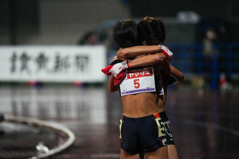 レース後、矢田と熱いハグを交わす廣中と矢田　©Satoshi Wada