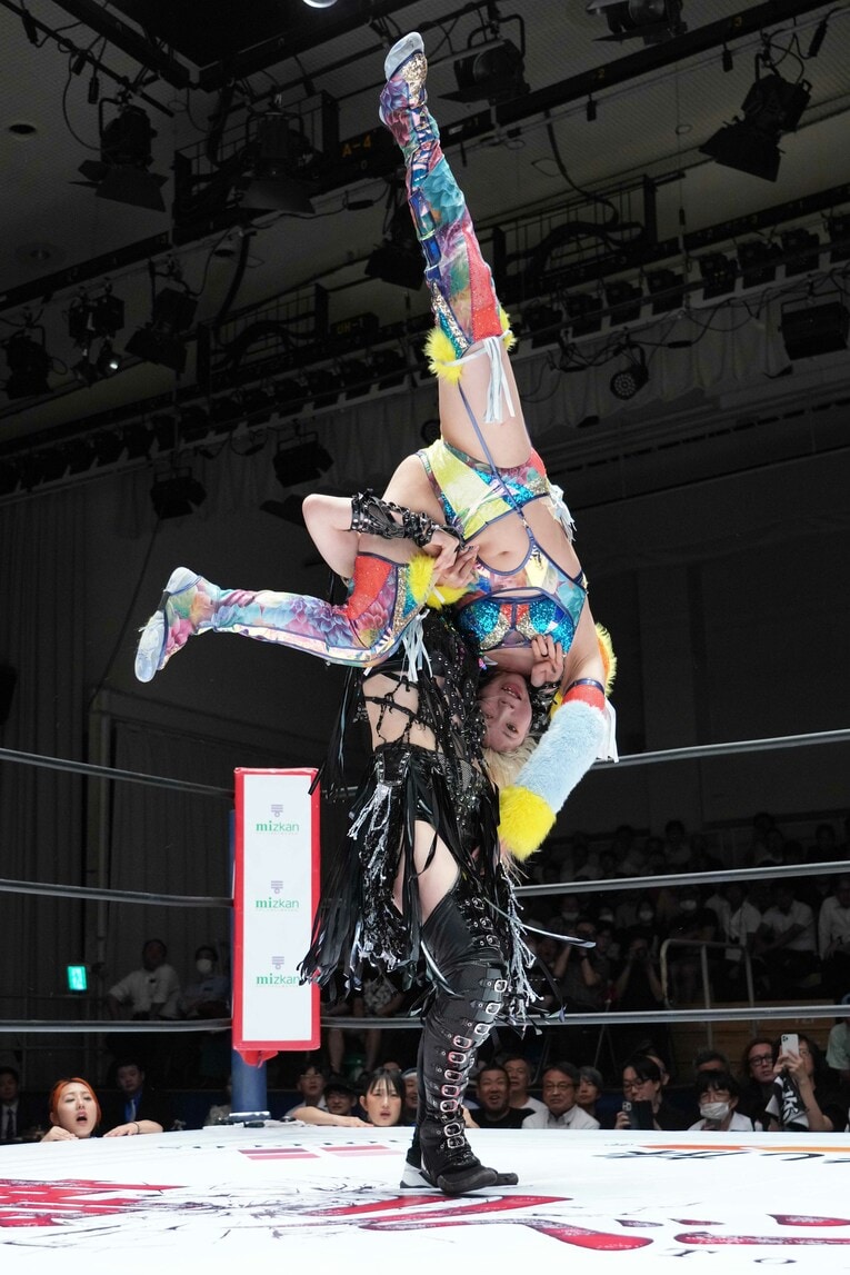 スタークラッシャーで羽南にとどめを刺す上谷沙弥 　©Essei Hara