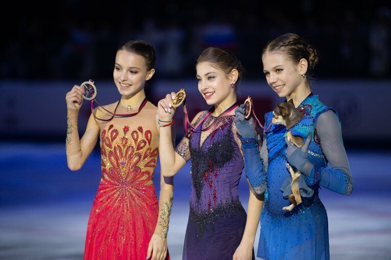 2019/20シーズンのグランプリファイナルで表彰台を独占したエテリの教え子たち。左からシェルバコワ、コストルナヤ、トゥルソワ。　©Asami Enomoto