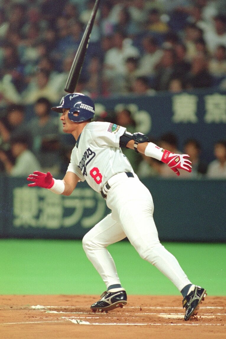 99年はリーグ制覇にも貢献した李鐘範。ヘルメットには盗塁のたびに増える「忍者シール」が　©JIJI PRESS