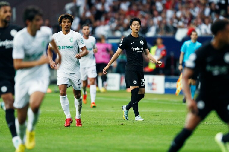 「“鎌田大地と守田英正が一緒に写った1枚”を狙いたいけど…」「長谷部誠はすでにコーチのように」CL日本人対決と“美しい夕焼け”撮影ウラ話(54)