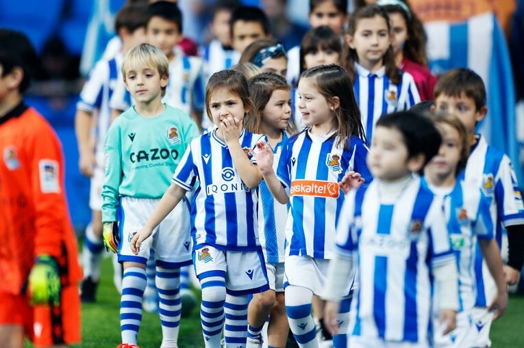 「TAKE 14」ユニ少年の期待に応えて…前髪イメチェン久保建英のW杯後ソシエダ初戦「ゴールへの気迫＋守備」を撮った〈写真多数〉(10)