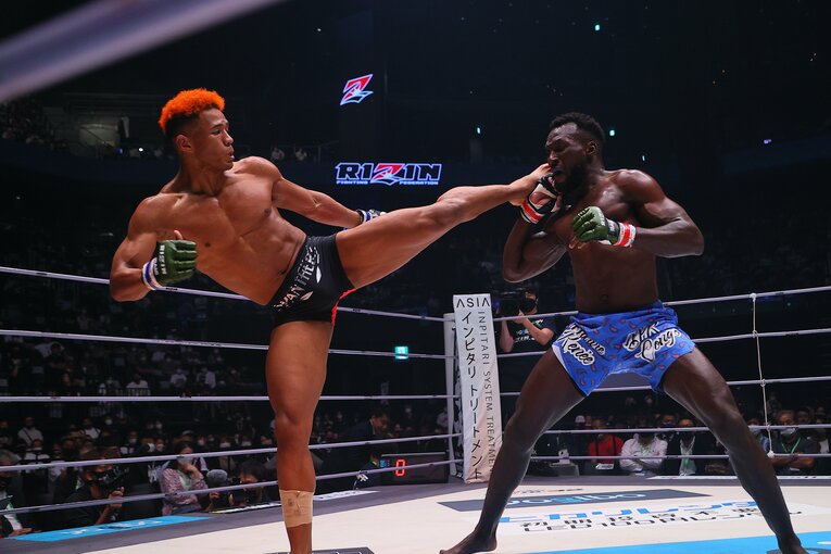 ベイノアの左ハイキックをブロックするダリ　©RIZIN FF