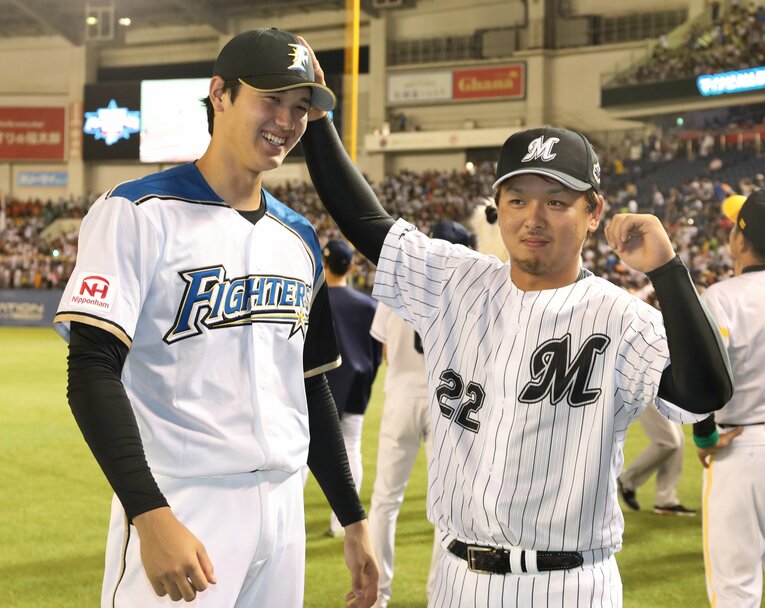 2017年のオールスターでじゃれ合う大谷と田村　©︎JIJI PRESS