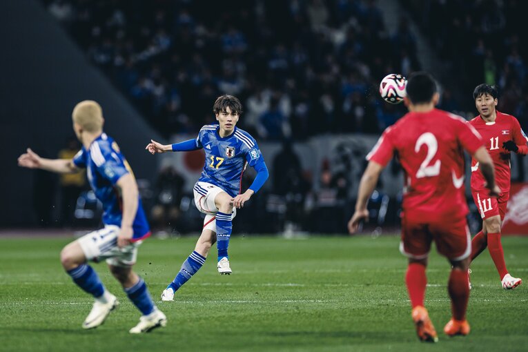 中盤からボールを配球する田中碧　©Kiichi Matsumoto/JMPA