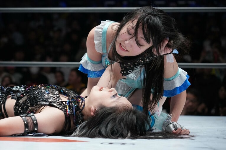 闘志をむき出しにする玖麗さやかと上谷沙弥　©Essei Hara