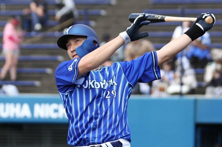 宜野湾キャンプで練習に励む伊藤光。今年の4月には34歳となるプロ16年目の“ベテラン”に話を聞いた ／ photograph by JIJI PRESS