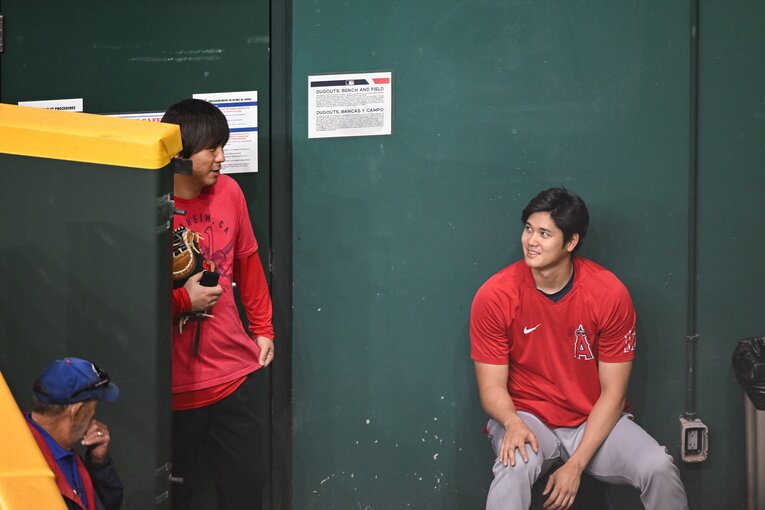 エンゼルス時代から通訳以外にも様々な仕事を担い、大谷を支えてきた水原氏（左）　©︎Nanae Suzuki