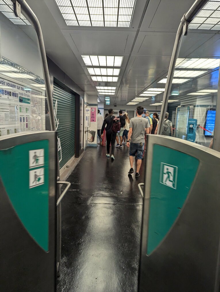 地下鉄駅の一部に設けられた「競馬ゲート式」の改札出口（3枚目／全3枚）©Yu Saito