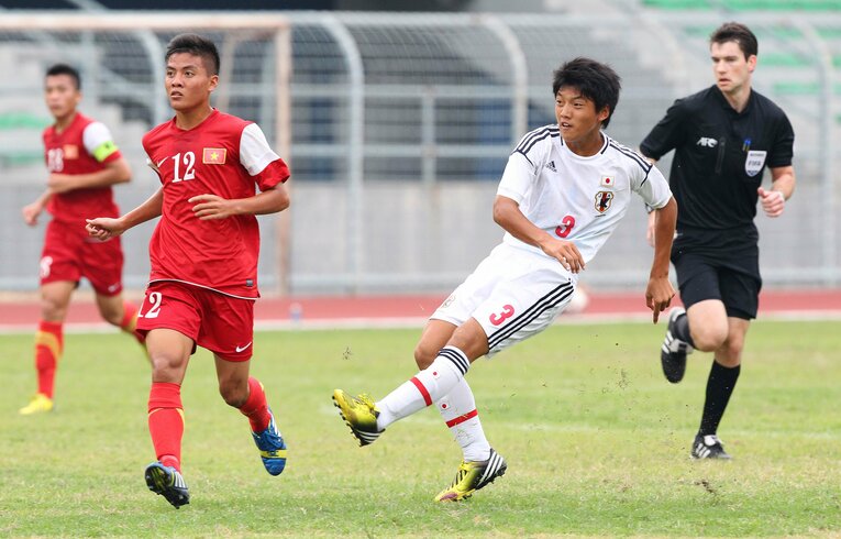 U-15日本代表として「AFC U-16選手権予選」に出場した堂安（2013年）©︎Simon Yap/AFLO