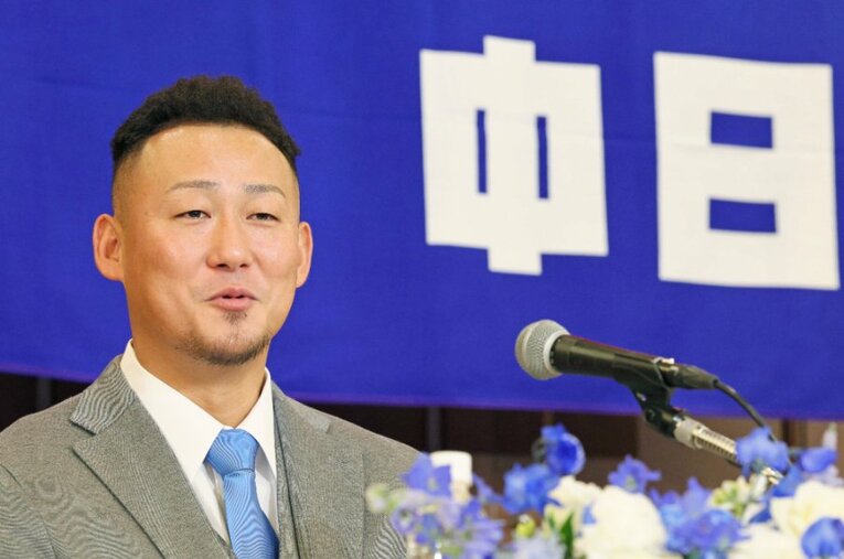 入団会見では晴れやかな表情を見せた中田翔 ／ photograph by JIJI PRESS