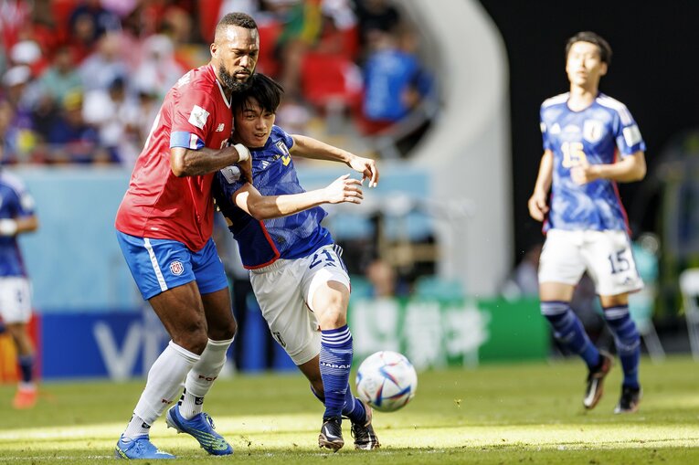 厳しいチェックを受ける上田綺世　©Kiichi Matsumoto/JMPA