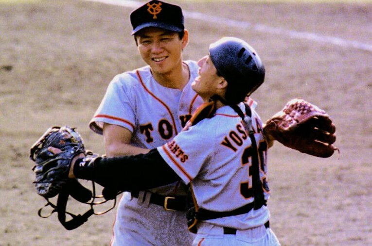 1993年ジュニア選手権（現・ファーム日本選手権）で優勝を決め、マウンドで喜ぶ松谷竜二郎と捕手・吉原孝介 ／ photograph by KYODO