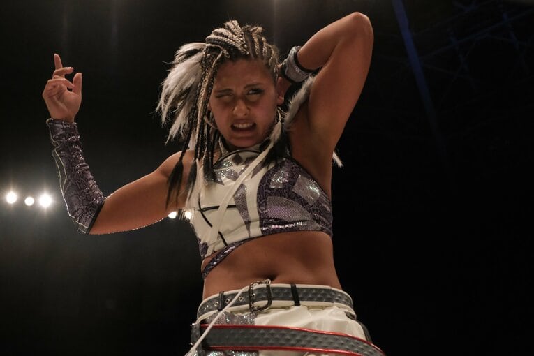 スターダム退団マッチで小波が“亡き戦友”木村花の技に込めた意味とは？ 対戦したジュリアは試合中に涙…「まだまだNEVER ENDです」(28)