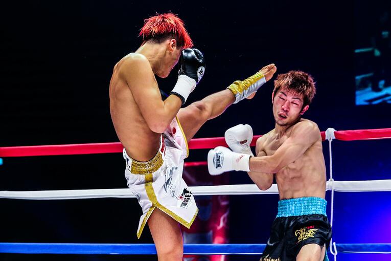 那須川天心の左ハイキックが対戦相手の有松朝に炸裂　©Susumu Nagao