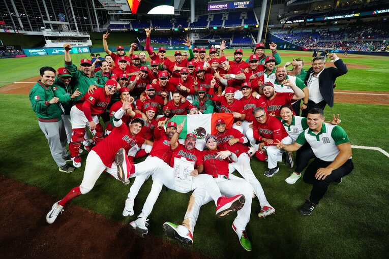 ローンデポ・パークで行われた準々決勝プエルトリコ戦に勝利し、歓喜するメキシコ代表　©︎Getty Images