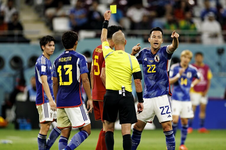 前半45分、吉田麻也にイエローカードが出された際には「全然イエローじゃないやん」とコメント ©Kichi Matsumoto/JMPA