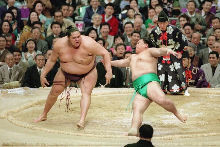 28年前、1994年3月場所。曙、貴闘力、貴ノ浪3力士による優勝決定巴戦だった。写真は貴闘力を押し倒しで下す曙　©JIJI PRESS