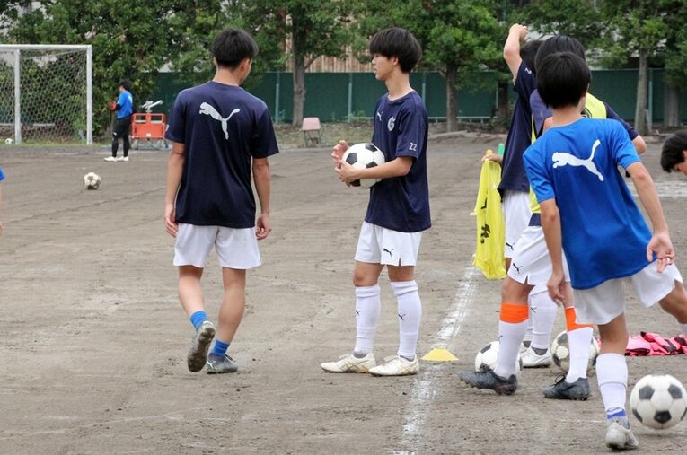 中学生のサッカー練習メニューを考える清水東高校の生徒 ／ photograph by Jun Aida