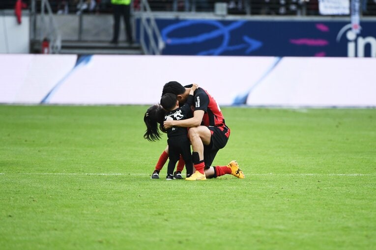 抱きしめながら、顔をあげることができない長谷部　©Itaru Chiba