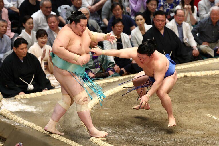 177cm123kgの藤ノ川（21歳）。初日に189cm178kgの琴櫻を突き出しで破る　©JIJI PRESS