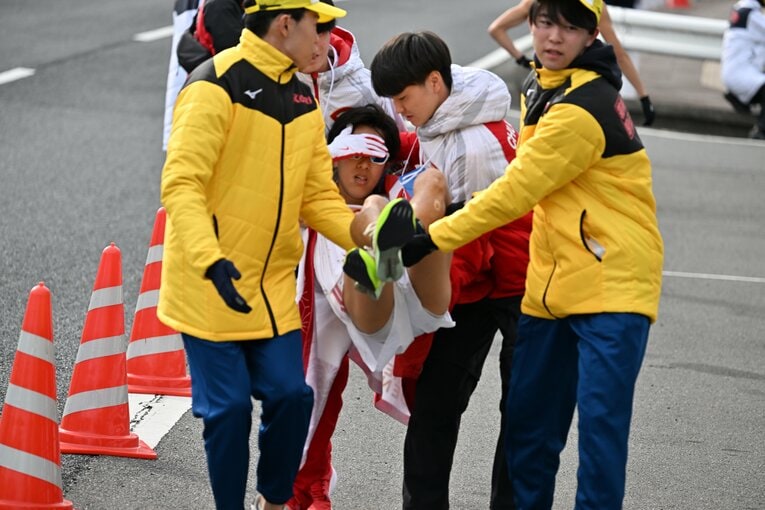 【昨年の箱根駅伝】レース直後、抱きかかえられる8区阿部。1月1日に発熱していた　©Naoya Sanuki