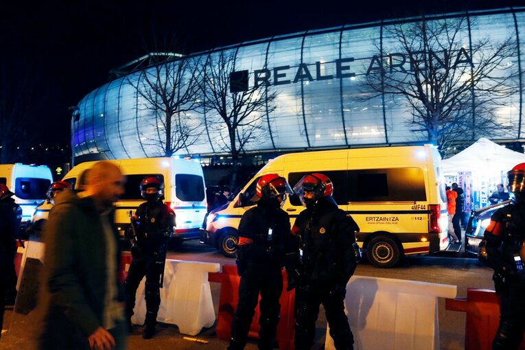 スタジアム周りの警備は厳重だった　©Daisuke Nakashima