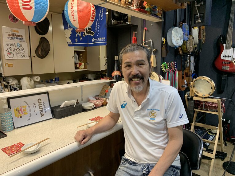 沖縄料理店を営む片岡さん。懐かしそうに高橋兄弟との思い出を振り返った　©︎Noriko Yonemushi