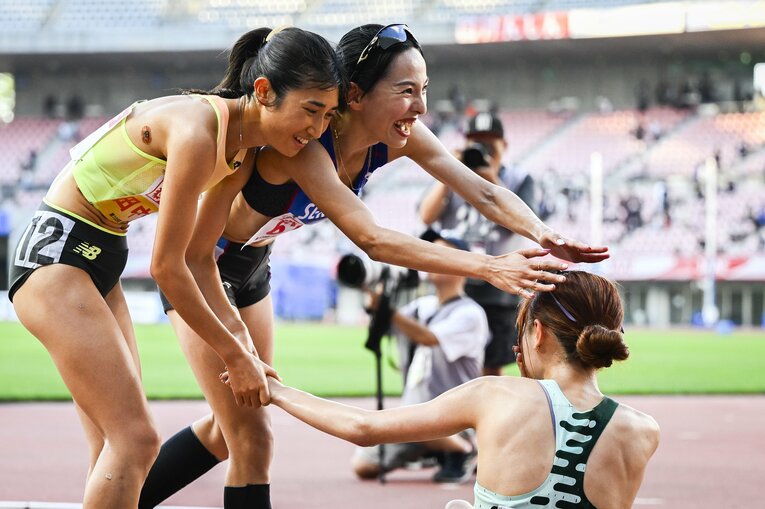 2位に入った山本を労う田中　©Asami Enomoto