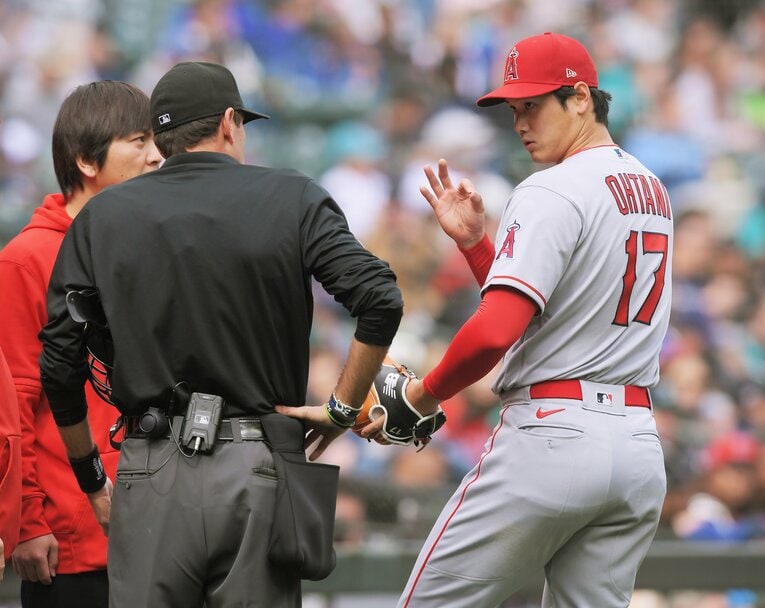 ピッチクロック違反を受け、ベンチに戻る際に審判に説明を求める投手・大谷（1枚目/全3枚）©︎JIJI PRESS