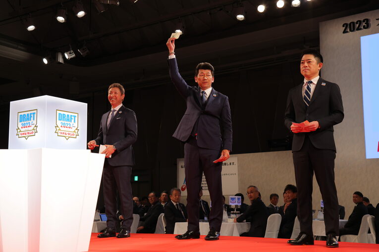 三浦監督が右手を掲げる　©JMPA