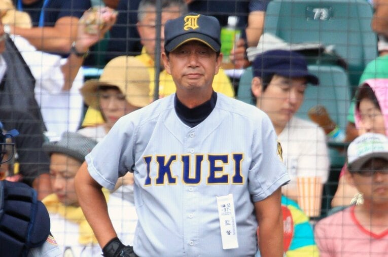 2001年に仙台育英高で甲子園準優勝を果たした佐々木順一郎監督。当時はまだほとんどいなかった“脱・丸刈り”がチームのトレードマークだった ／ photograph by AFLO