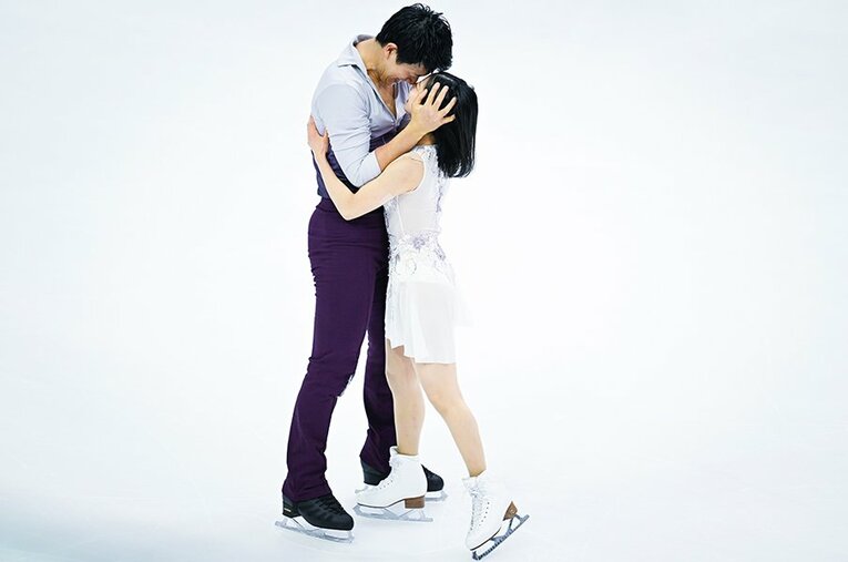 2022年GPファイナル、フリーの演技を終え、思わず顔を近づける2人。演技直後、お互いに抱いた感情は相重なるものだった　©Asami Enomoto
