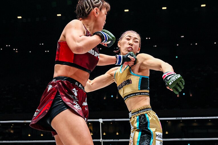 RENAの左フックが伊澤星花の顔面を捉えた瞬間 ／ photograph by RIZIN FF Susumu Nagao