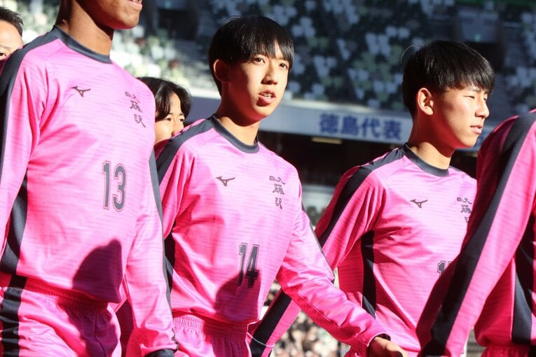 これまでは7番や8番をつけることが多かったが、日大藤沢・佐藤監督は期待をこめて「14番」への変更を提案した　©︎Takahito Ando