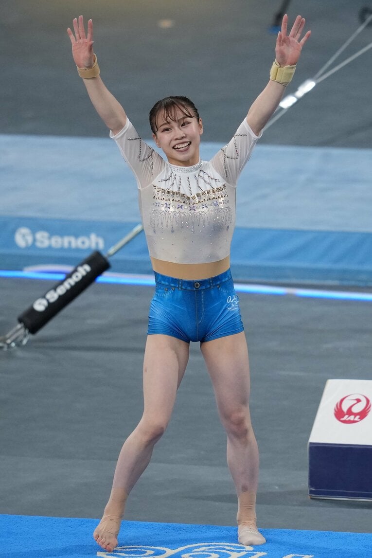 自身が開発した“新型レオタード”アイタードを着用して演技を行う杉原愛子（今年のNHK杯）【スワイプするとそのほかの写真もご覧になれます】　©Getty Images