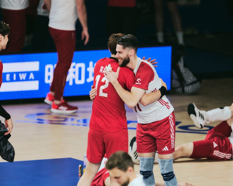 高橋藍とアレクサンデル・シリフカ。来季からチームメイトに（VNLポーランド戦）　©︎Yuki Suenaga