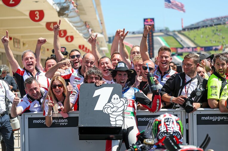 パルクフェルメで歓喜するリンスとLCRホンダのスタッフたち　©Satoshi Endo